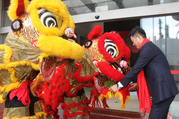 千秋偉業(yè)添錦繡 萬里鵬程展宏圖 —— 常青樹舞獅獻(xiàn)瑞賀新春，歡天喜地迎開工！